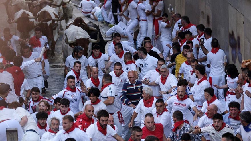 Los toros de Fuente Ymbro inauguran los Sanfermines con un encierro rápido y sin heridos por asta
