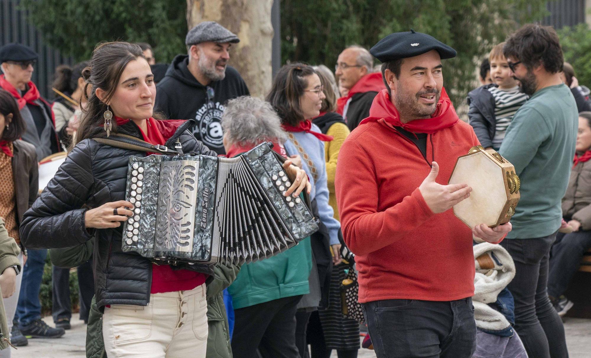 En imágenes: Kalejira por el centro de Vitoria del Aintzina Folk