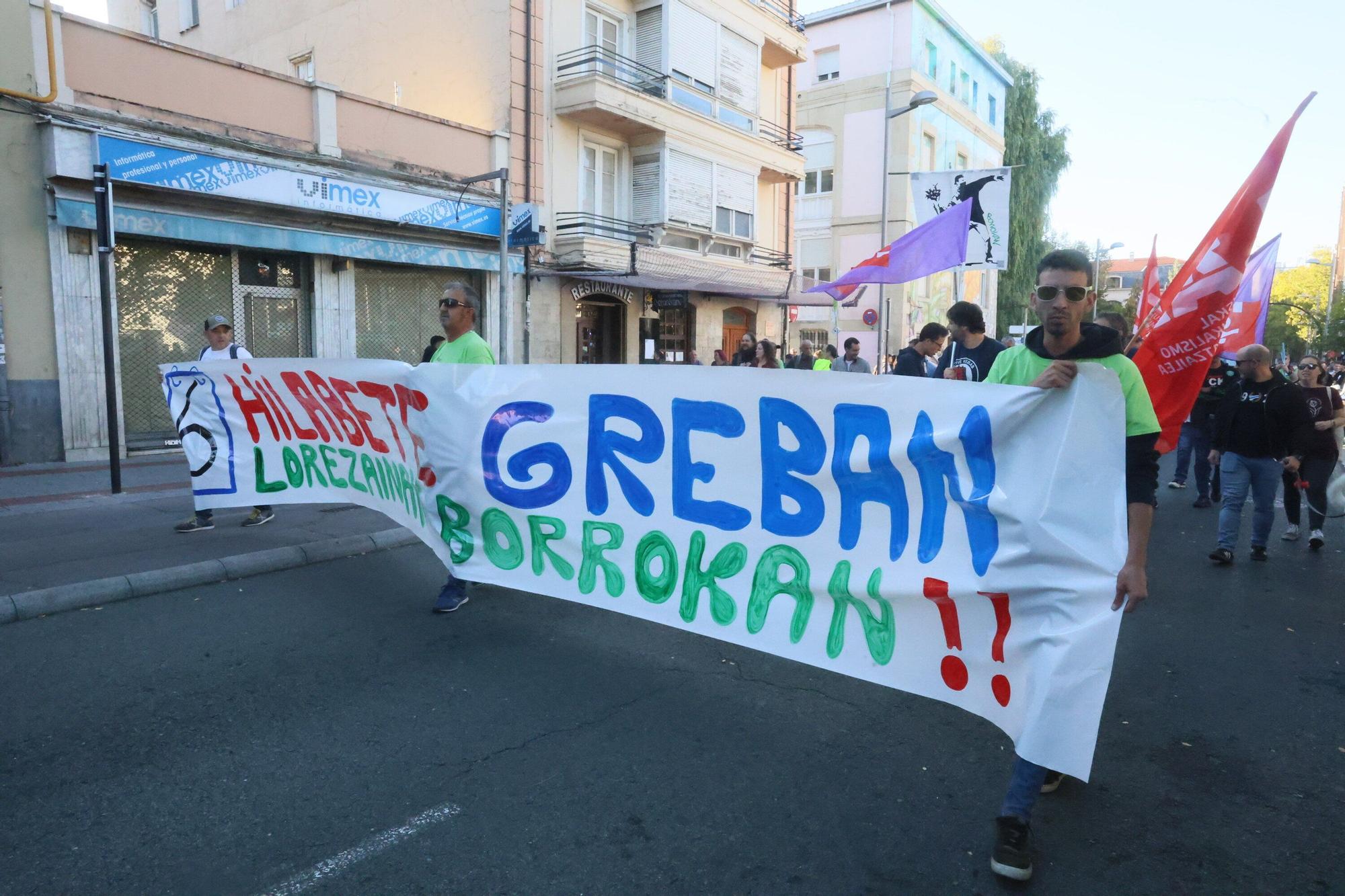 En imágenes: Los jardineros de Vitoria cumplen seis meses de huelga con una manifestación