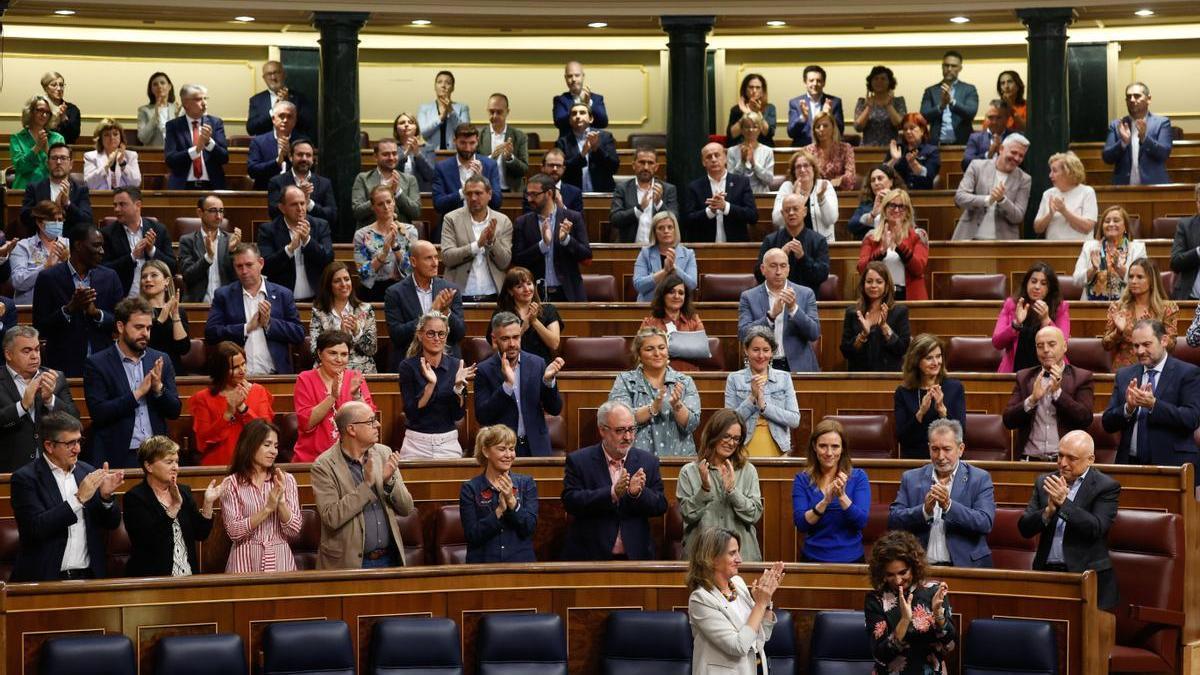 La ministra de Hacienda, María Jesús Montero, aplaudida por los diputados socialistas en el Congreso.