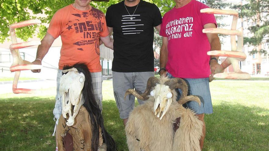 Fermín Paularena, Asier Biurrun y Karmelo Zabalza posan junto a dos de los personajes de su carnaval.