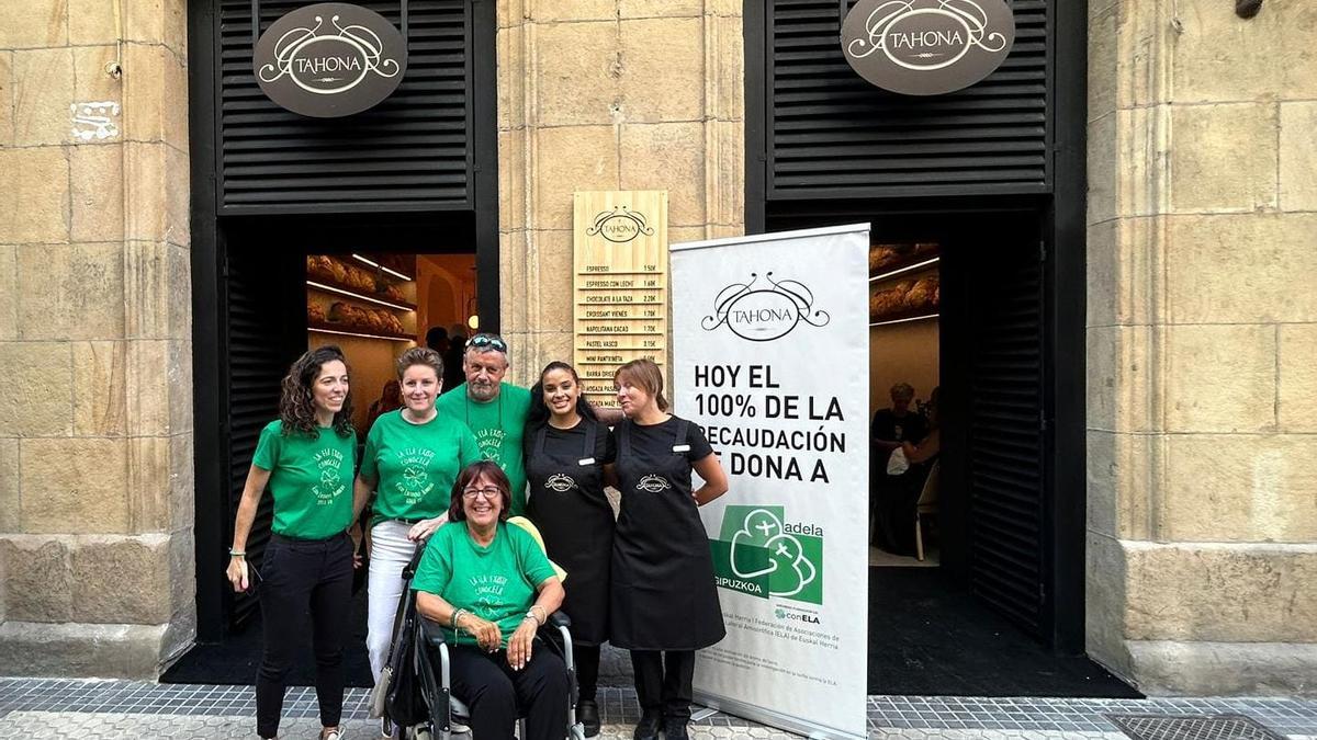 Trabajadores de la Tahona junto a miembros de la asociación ADELA Gipuzkoa 