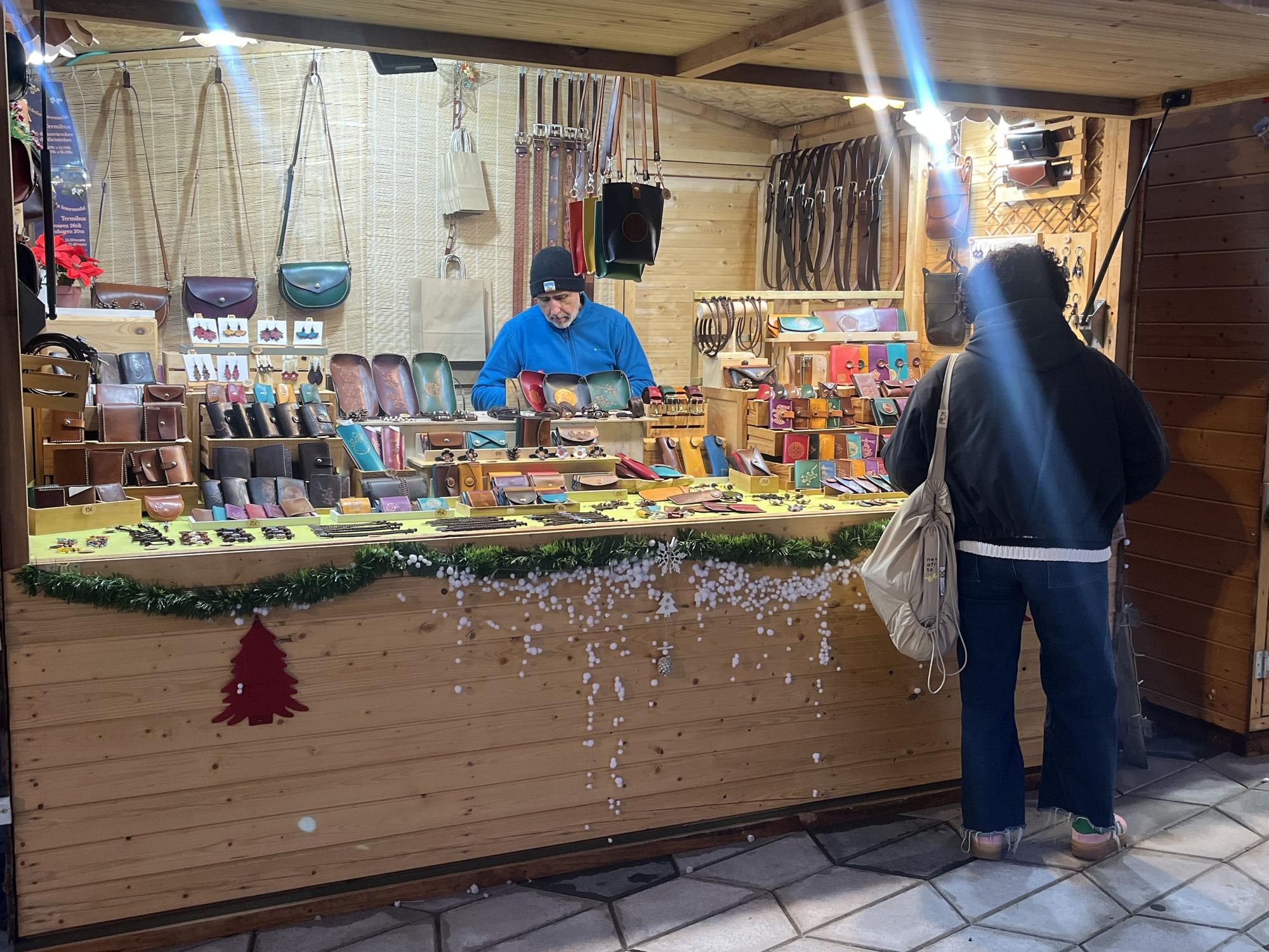 Bilbao estrena un mercado navideño de artesanía con opciones para todos los gustos