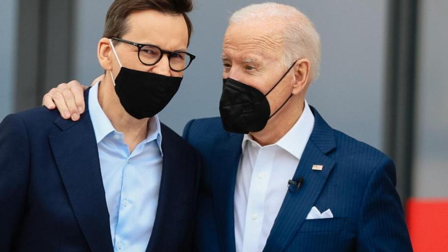 Biden con el primer ministro polaco, Mateusz Morawiecki.