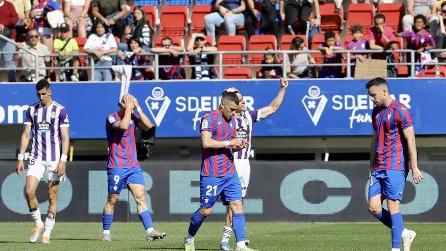 Los jugadores armeros lamentan la derrota sufrida en Ipurua.