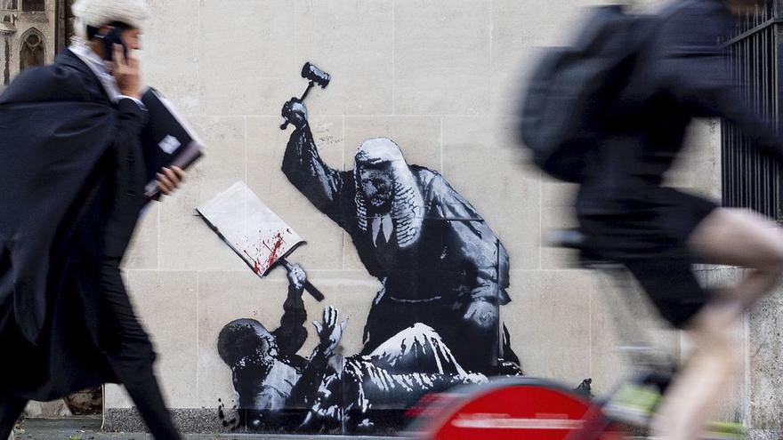 Banksy: cómo la justicia es capaz de hacer desaparecer la crítica sobre la justicia
