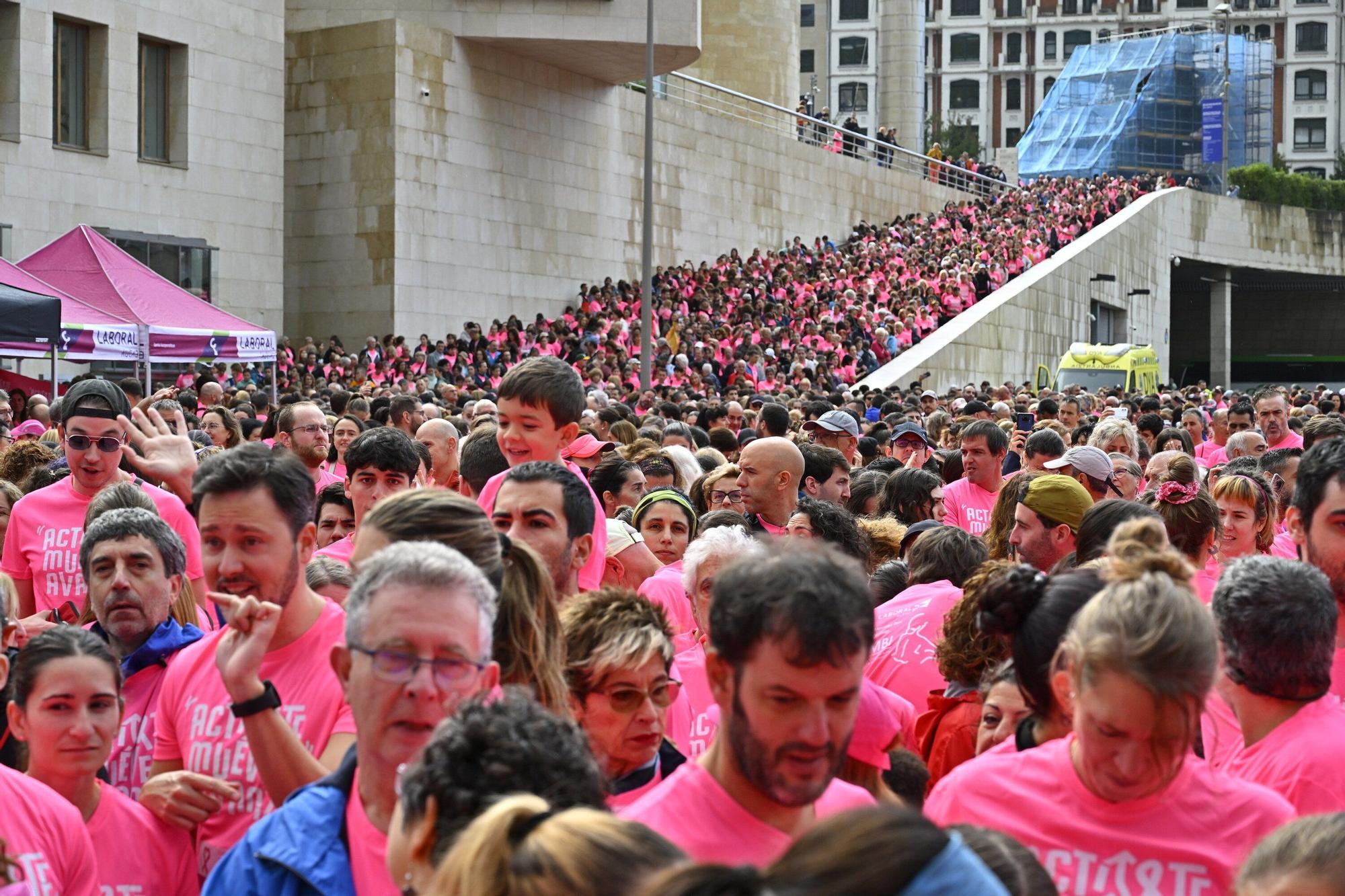 En imágenes: los paraguas tiñen la marea rosa de Bilbao