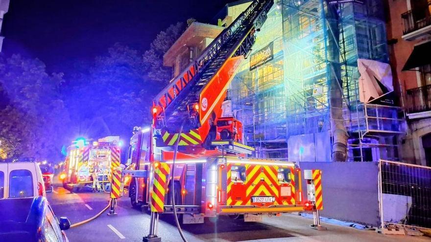 Los bomberos extinguen un fuego bajo el tejado de un edificio en la Florida