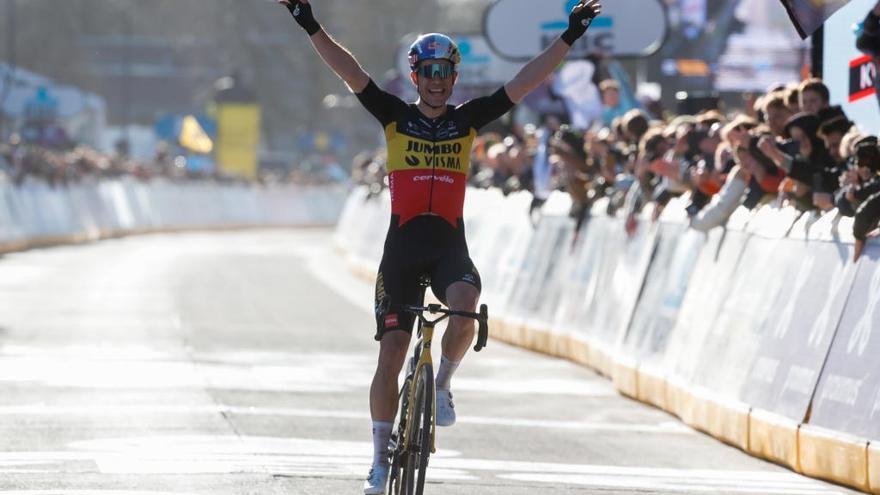 Van Aert mastica la Omloop