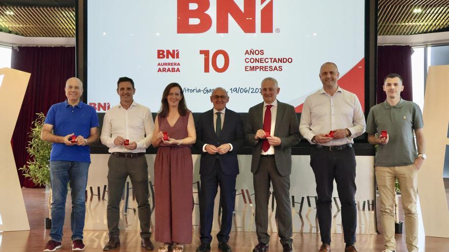 BNI Aurrera Araba celebra diez años de impulso al tejido empresarial homenajeando a sus fundadores