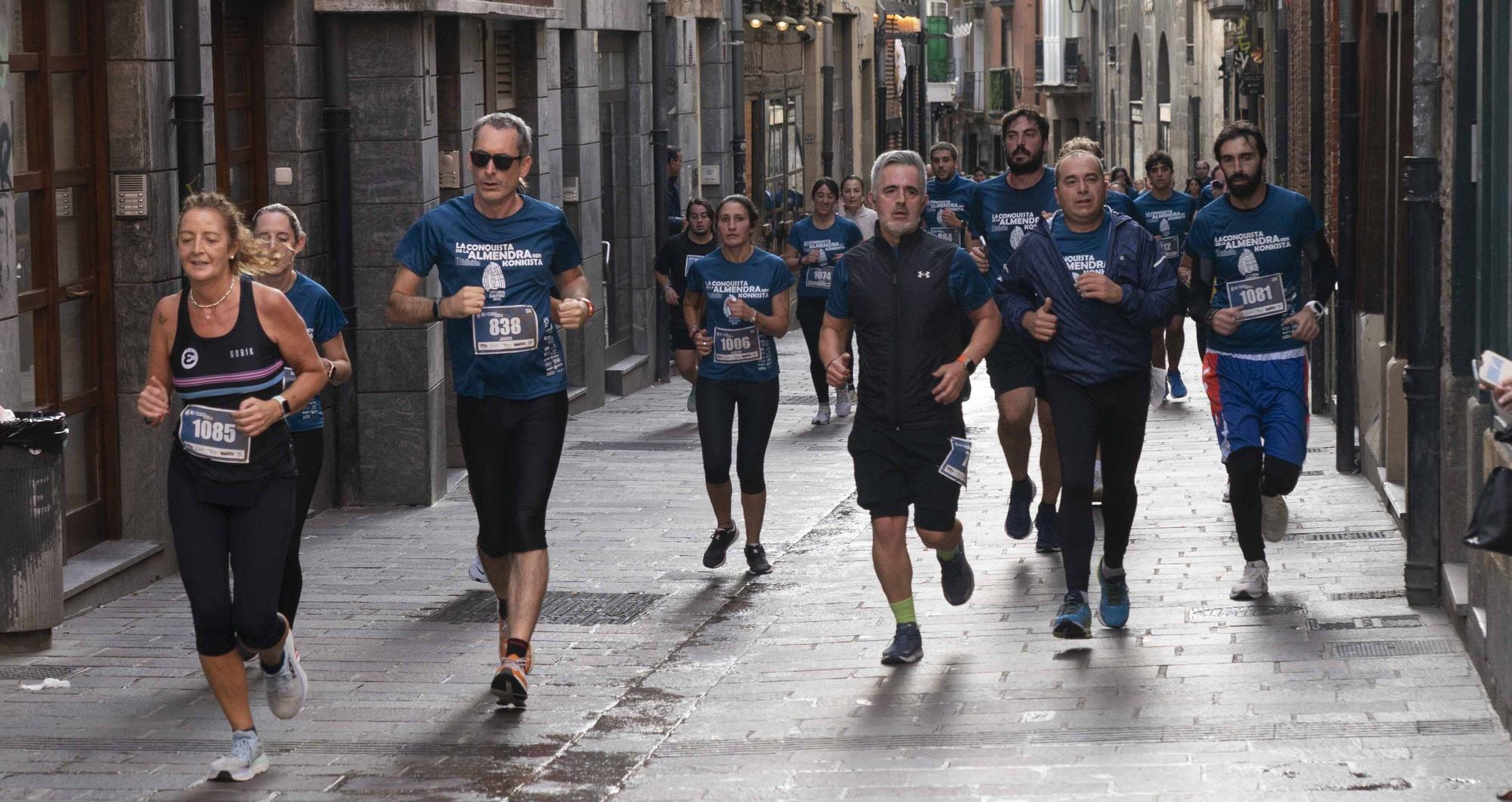 En imágenes: Un millar de corredores atraviesan la almendra