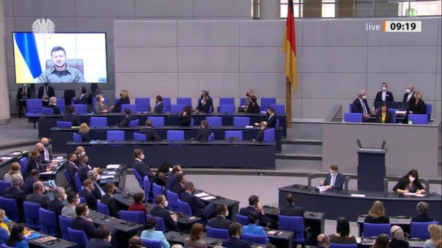 El Bundestag aplaude a Zelenski tras su discurso