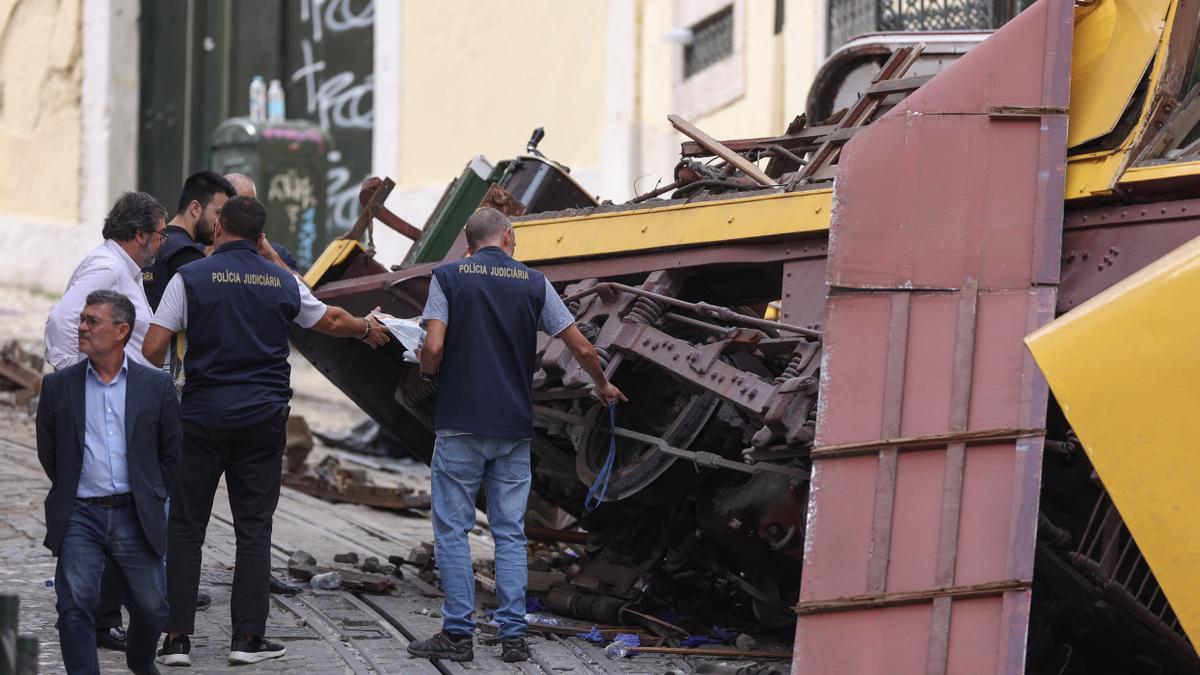 Emergencias y cuerpos de seguridad controlan la zona del funicular de Gloria en Lisboa