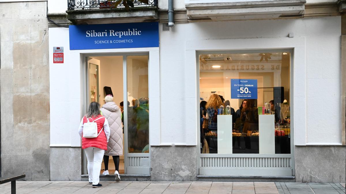 Desde el primer día, los clientes han acudido en masa a la tienda de Carlos III, 63.