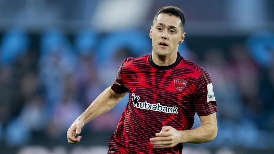 Urko Izeta espera su momento ante el Ourense