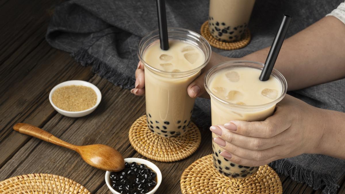 El Bubble Tea es una bebida dulce de origen taiwanés, popular mundialmente, hecha a base de té mezclado con leche o zumo de frutas.
