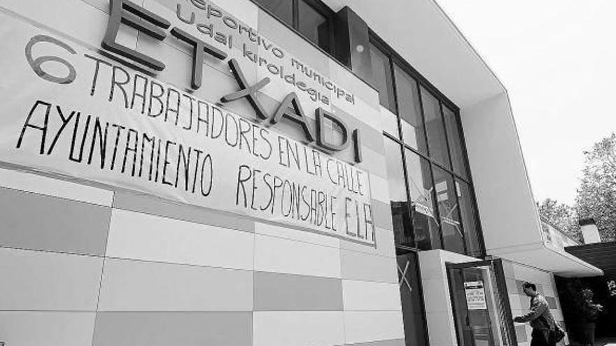 El polideportivo Etxadi inicia  hoy una huelga para pedir que  se subrogue a seis trabajadores