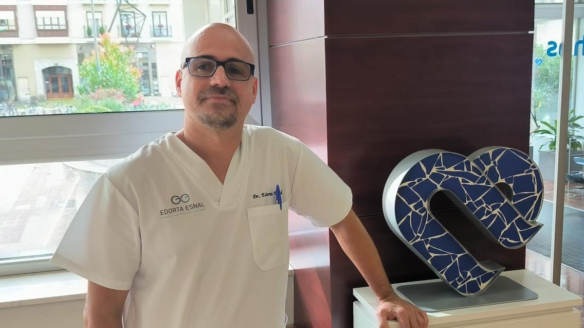 El doctor Esnal ha formado a numerosos especialistas en cirugía de cadera y hombro