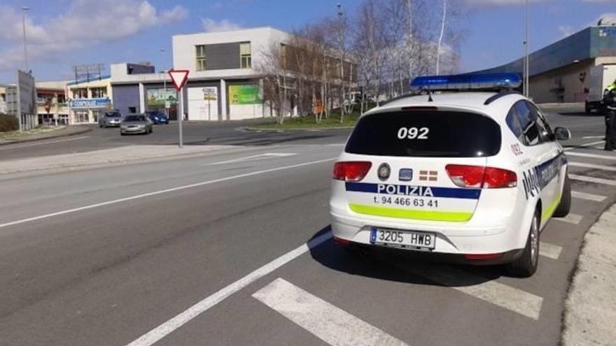 Golpea a cuatro coches en Basauri y se da a la fuga en dirección prohibida con una rueda reventada