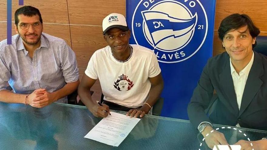 Anderson Arroyo, durante la firma del contrato con Sergio Fernández