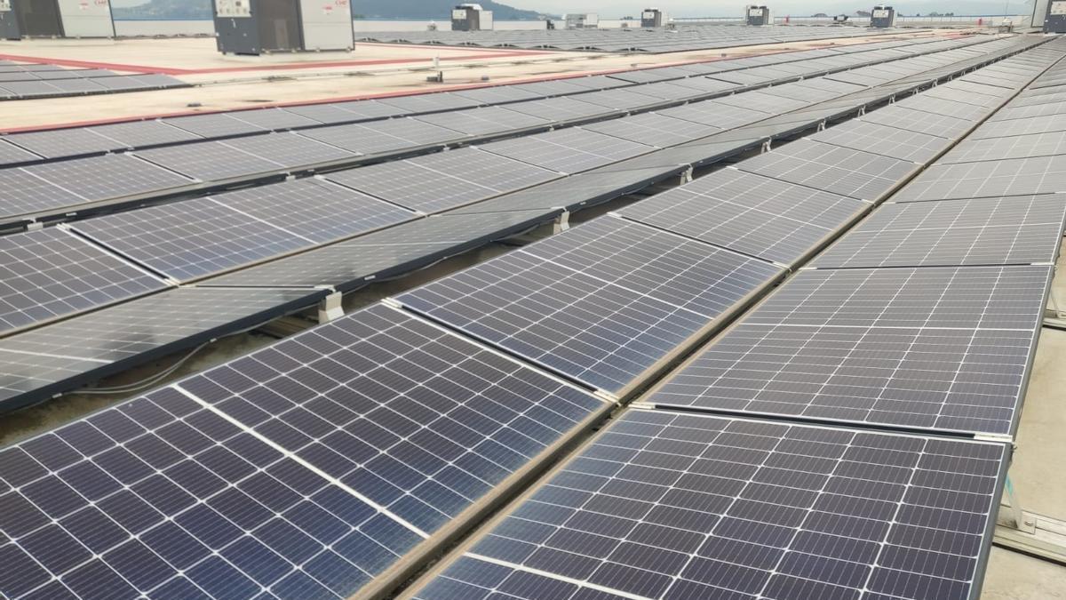 Placas solares instaladas en la azotea del Centro Logístico de Amazon en Bobes, Siero.