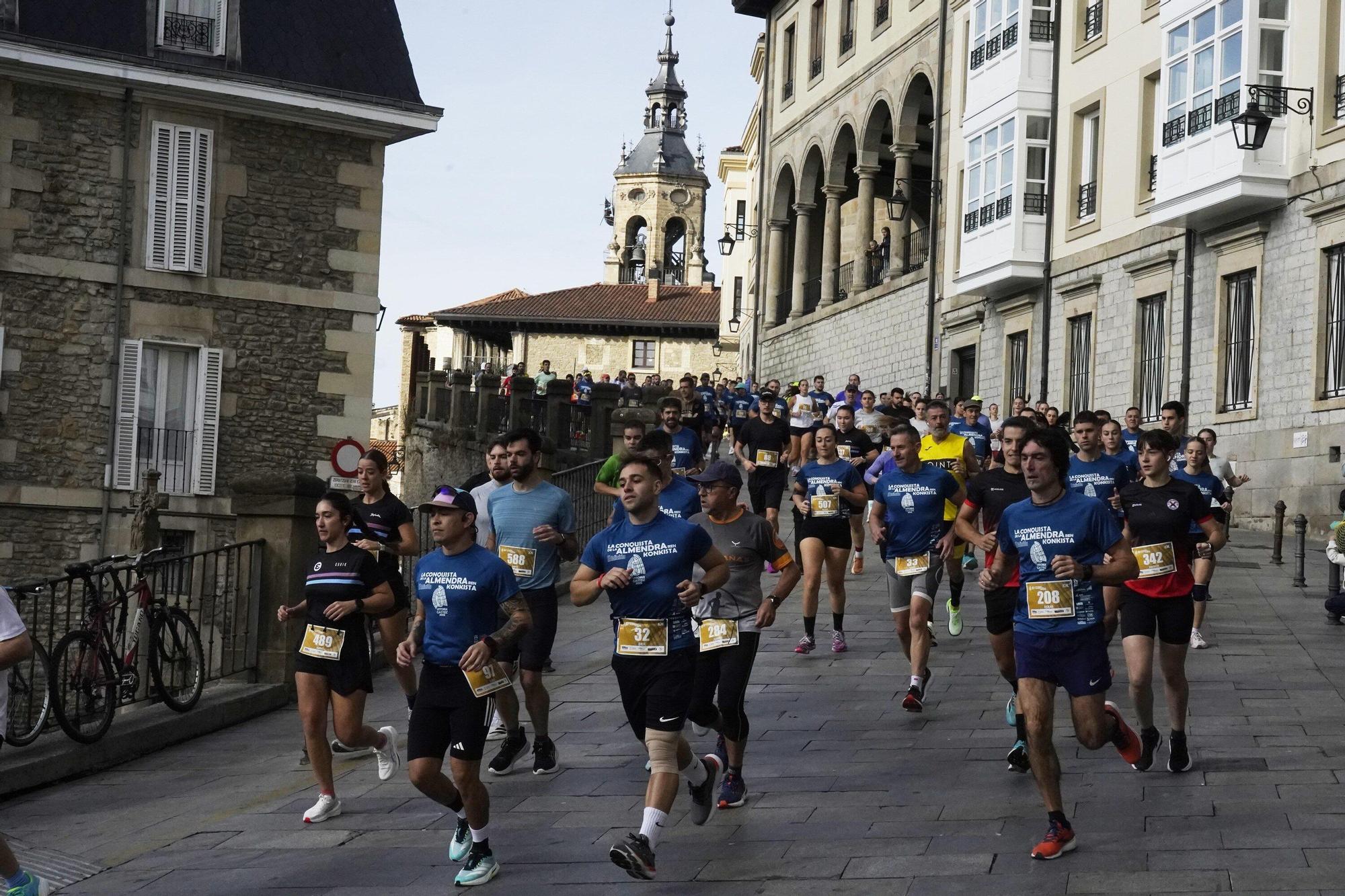 En imágenes: Miles de personas conquistan la Almendra de Gasteiz