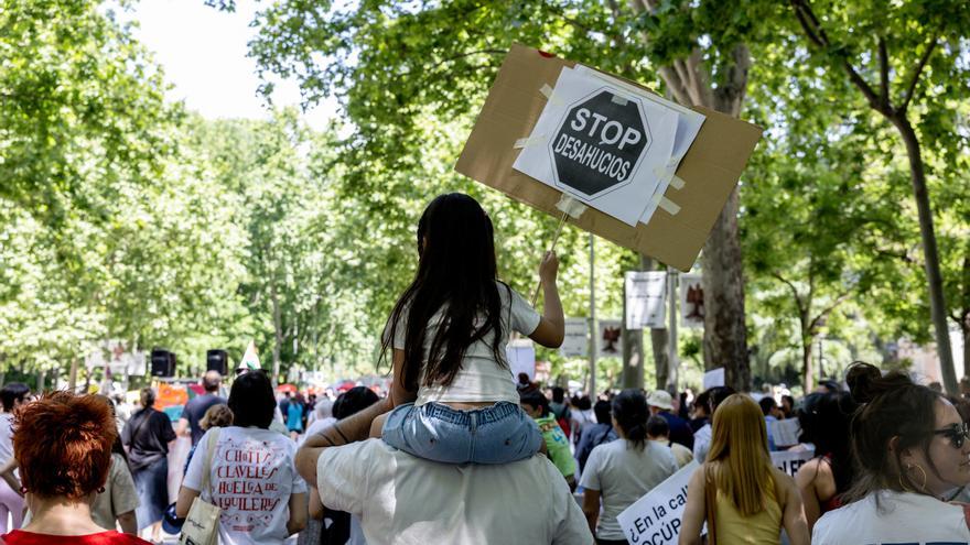 Denuncian el desahucio de una mujer de 95 años y su familia 