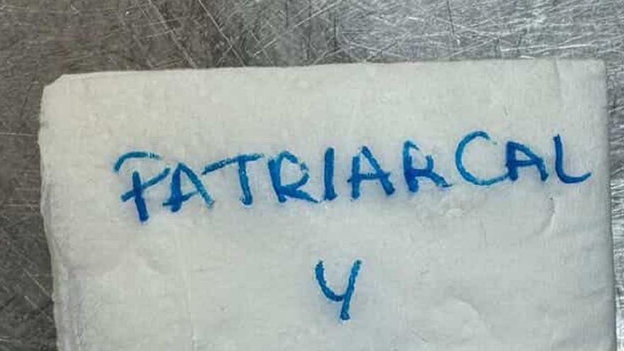 Una pareja come en un bar, él pide la cuenta, se la traen y ella deja esta polémica nota