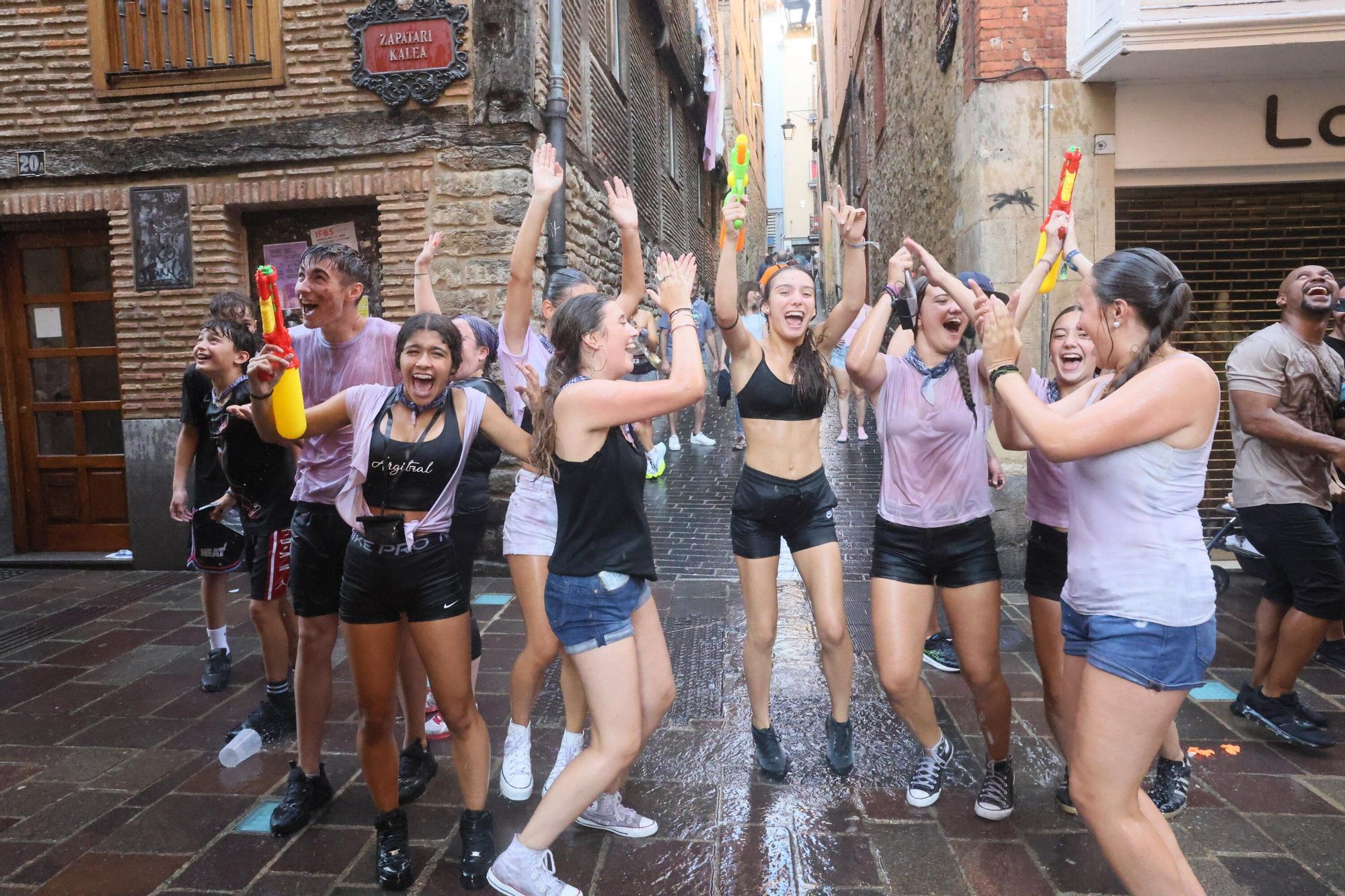 En imágenes: Vitoria sale a la calle a celebrar La Blanca tras el txupinazo