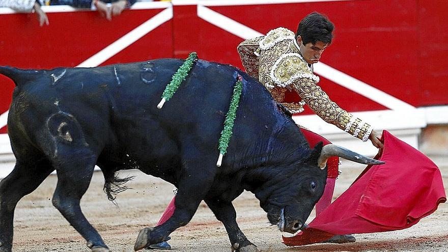 Inicio de un gran pase de pecho tras una tanda al natural del sevillano Daniel Luque al importante primer toro de la buena corrida de Fuente Ymbro, ‘Corsario’. Fotos: Patxi Cascante.