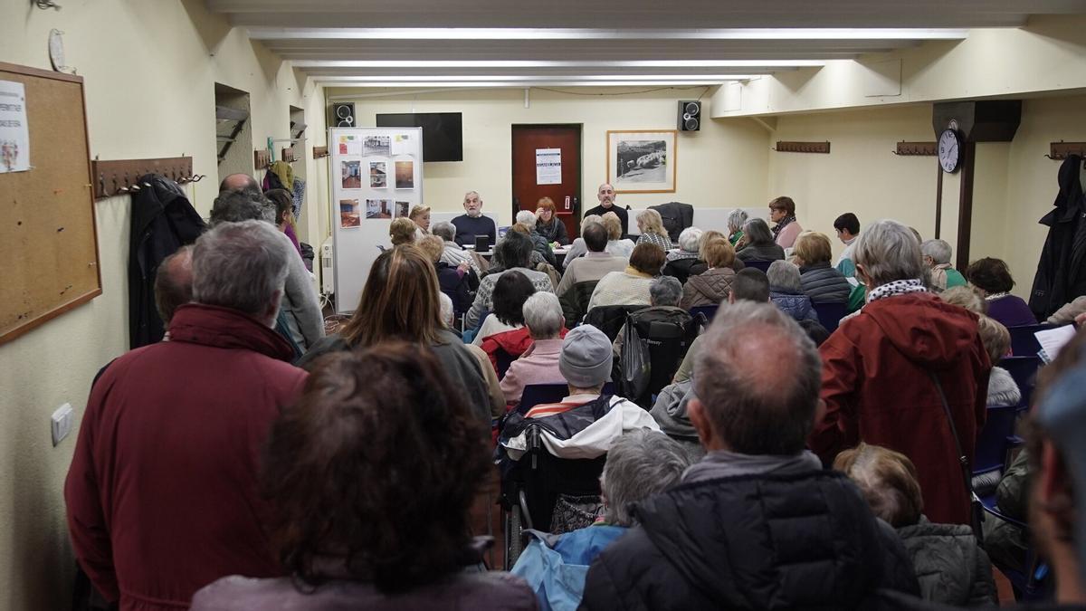 Asamblea organizada por Satorralaia bizilagunen mugimendua en defensa de la Asociación de Jubilados Zabaltza.