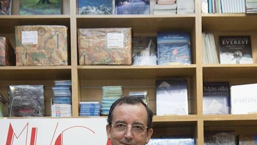 Koldo Badillo, sujetando un ejemplar de ‘Los ríos más bellos’ abierto en un desplegable que muestra una fotografía del río Oria.