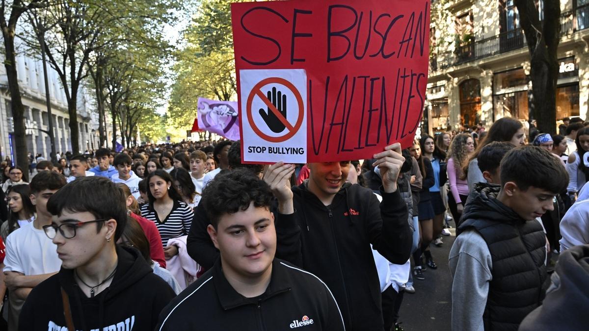Estudiantes salen a la calle en Bilbao contra el &#039;bullying&#039;