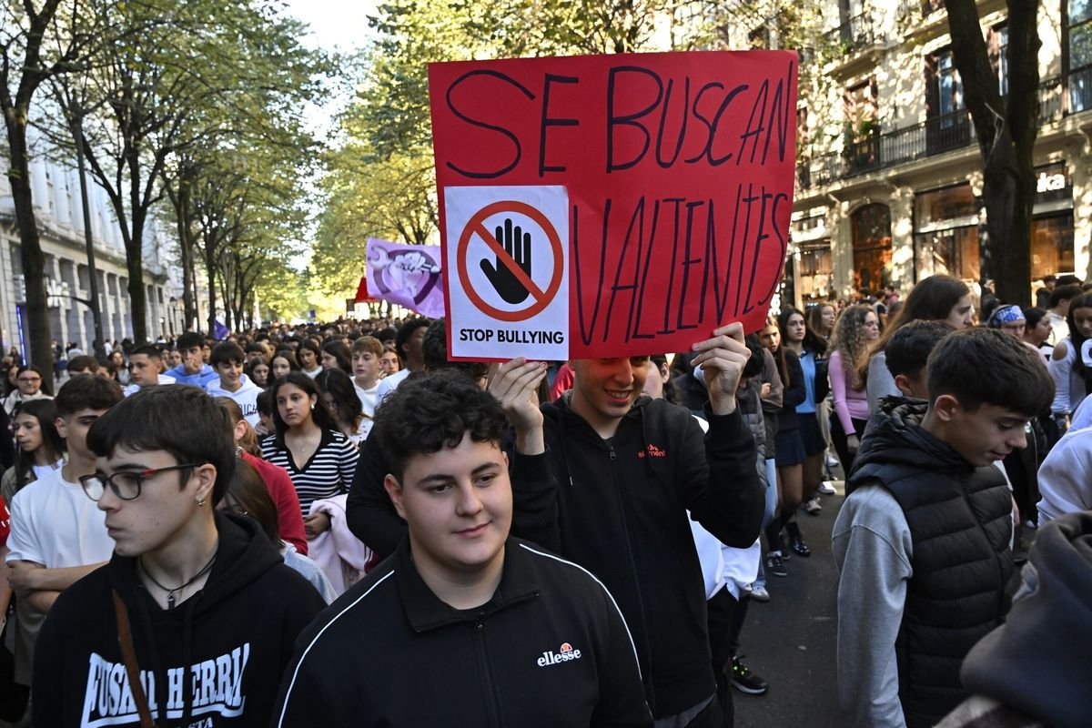 Estudiantes salen a la calle en Bilbao contra el 'bullying'