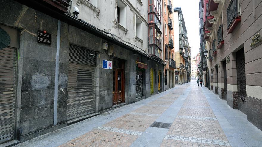 Los comercios, excepto los de primera necesidad, llevan cerrados desde el pasado sábado 14 de marzo, tal como se observa en esta imagen del Casco Viejo.