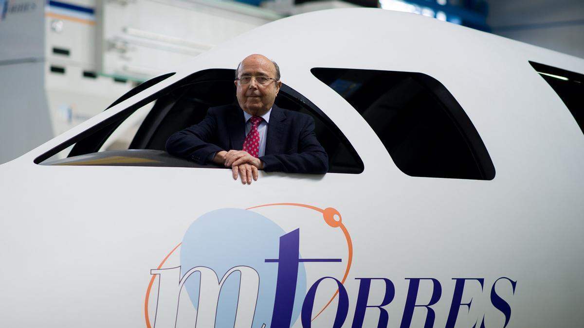 Torres posando para una entrevista en las instalaciones de MTorres.