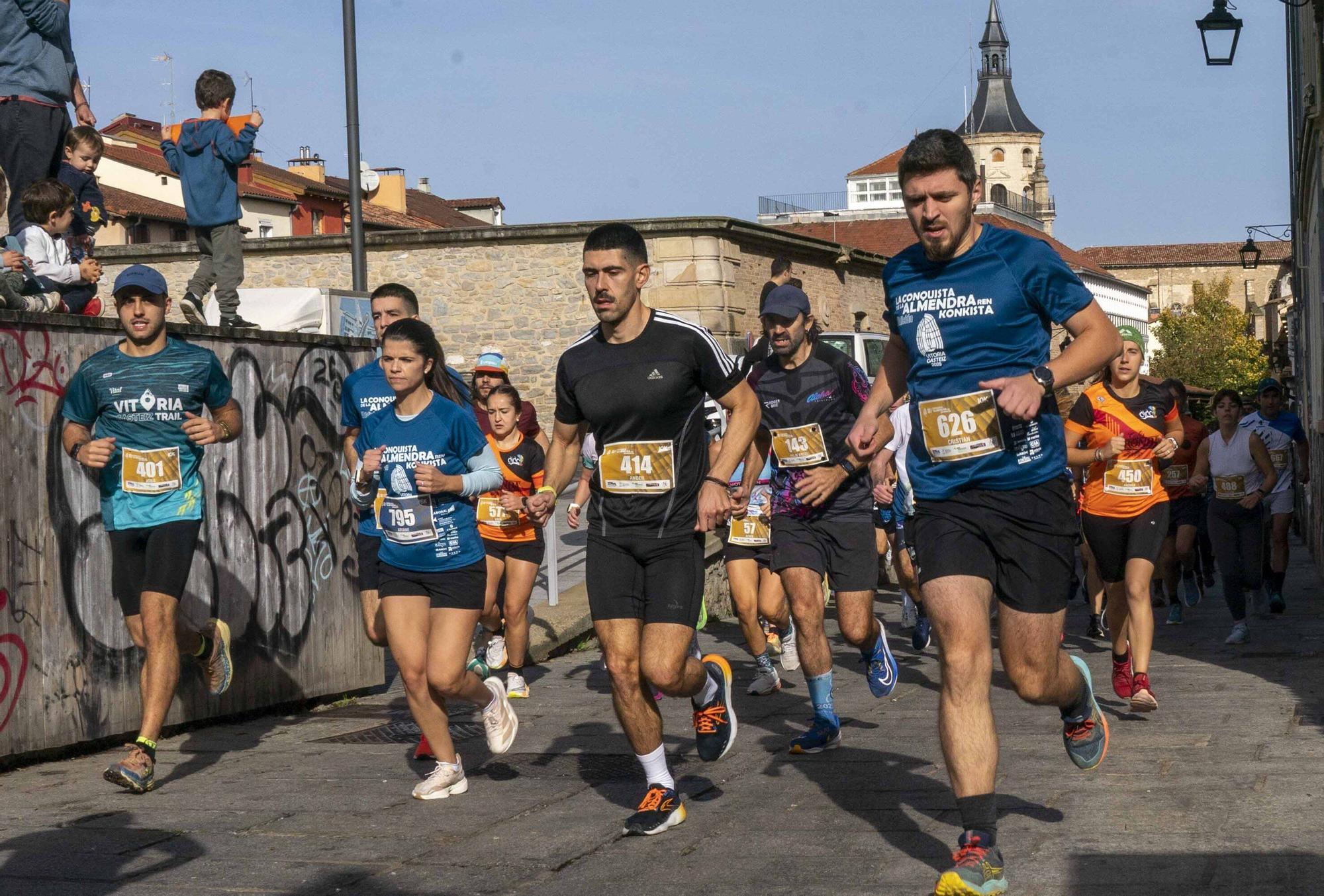 En imágenes: Un millar de corredores atraviesan la almendra