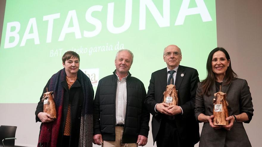 La organización agraria Enba reconoce a los propulsores de la Ley de Derecho Civil vasco