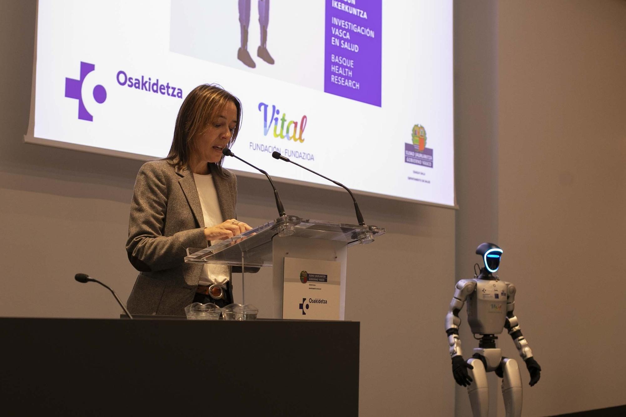 En imágenes: Así es SAAKI, el nuevo robot pediátrico que ayudará a los niños ingresados en el HUA-Txagorritxu