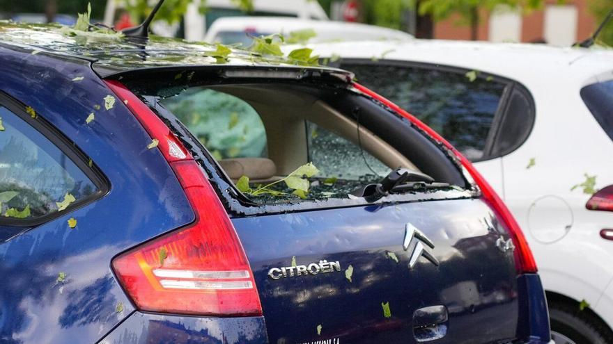 Aseguradoras y talleres de coches “desbordados” ante las numerosas llamadas por los daños de la granizada