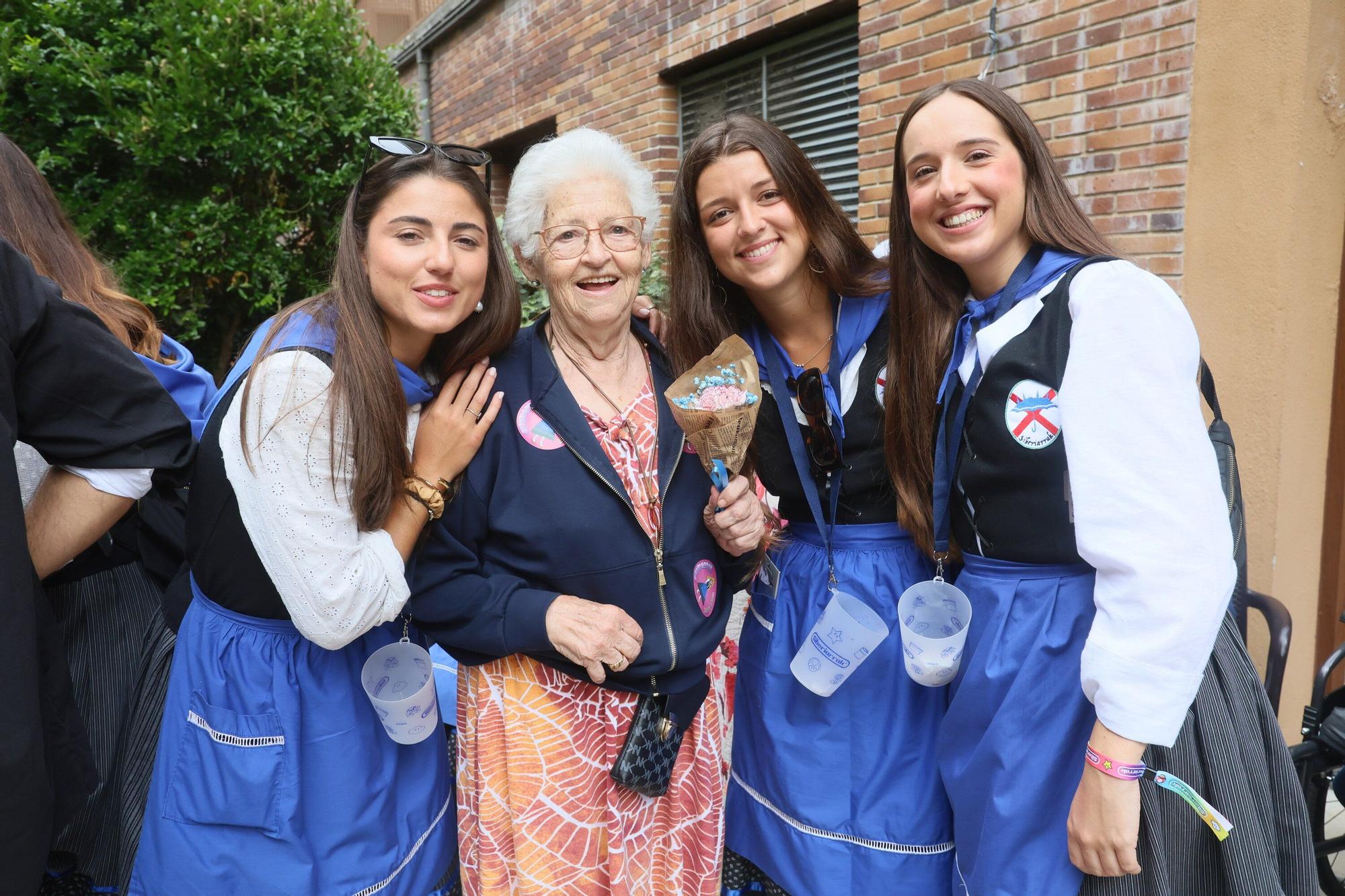 En imágenes: Siberiarrak lleva la fiesta a la residencia de ancianos Albertia Campos