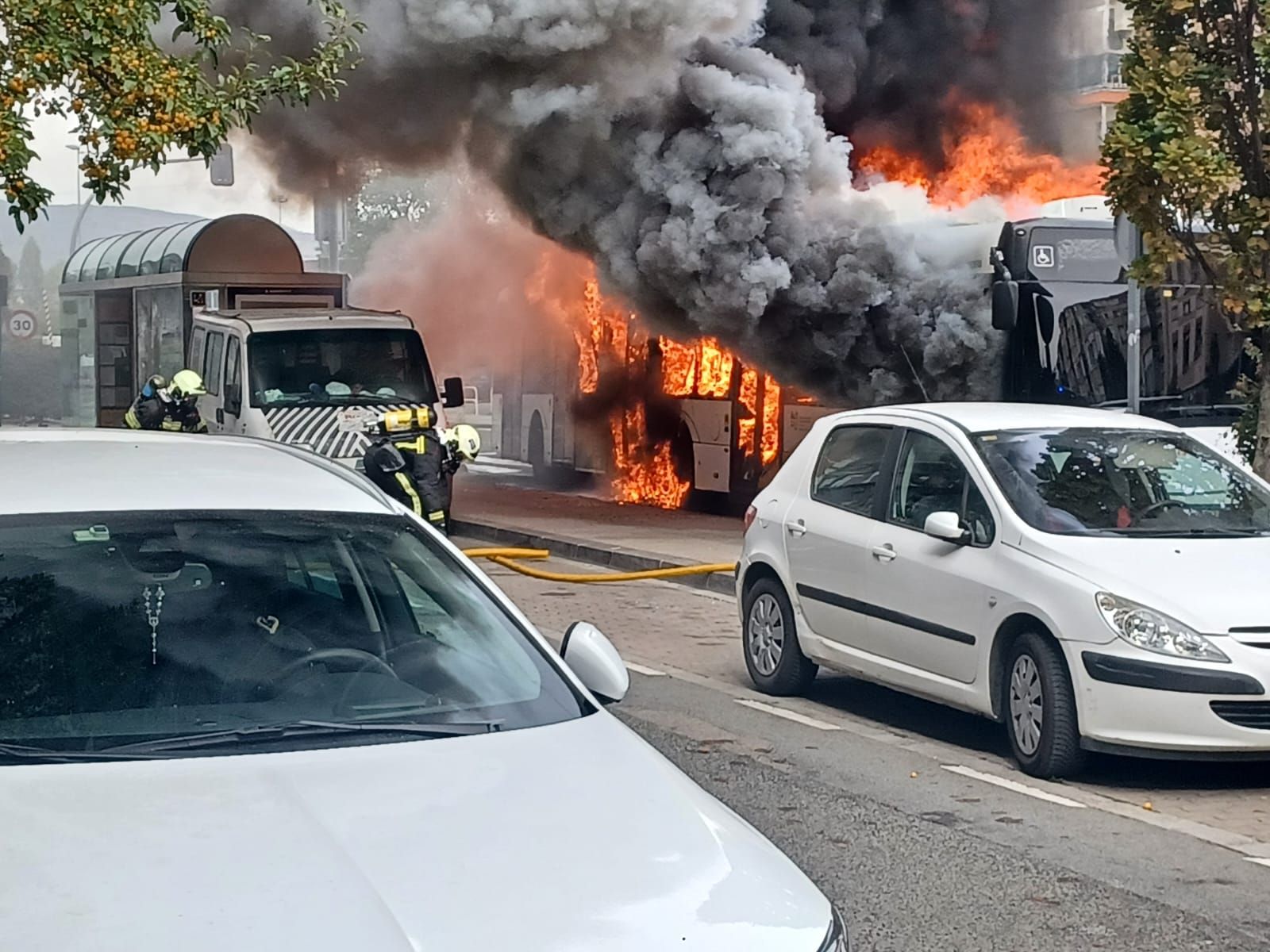 Fotos de la villavesa ardiendo en Berriozar