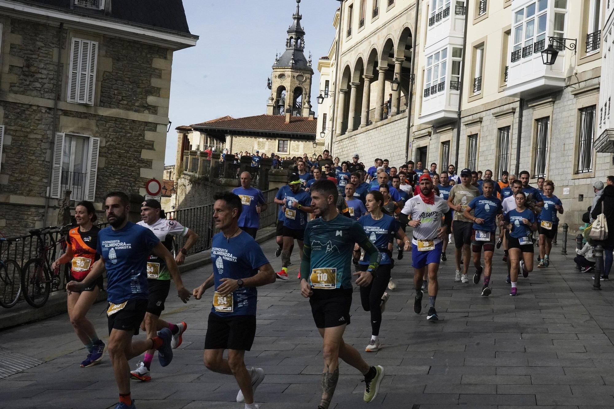 En imágenes: Miles de personas conquistan la Almendra de Gasteiz