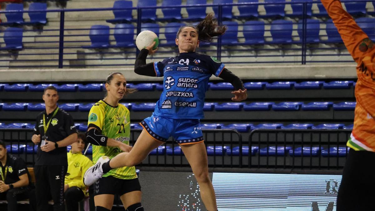 Elena Amores se dispone a lanzar a portería en suspensión, ayer en Logroño. Elena Amores se dispone a lanzar a portería en suspensión, ayer en Logroño.