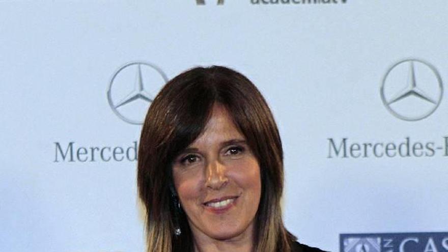 La periodista Ana Blanco posa con el galardón a la Mejor Presentadora de Informativos, durante la ceremonia de entrega de los XV Premios Iris de la Academia de Televisión celebrada esta noche en Aranjuez
