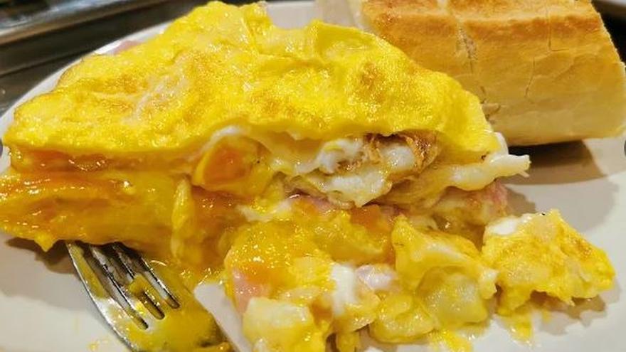 La tortilla de patata con huevo frito, jamón y queso, reina de la barra del Label en Bilbao