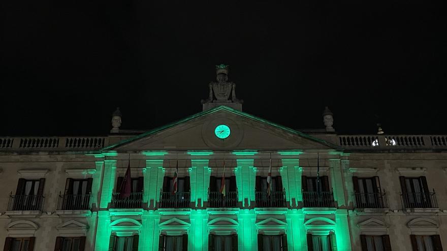 Vitoria se ilumina de verde para visibilizar las enfermedades reumáticas