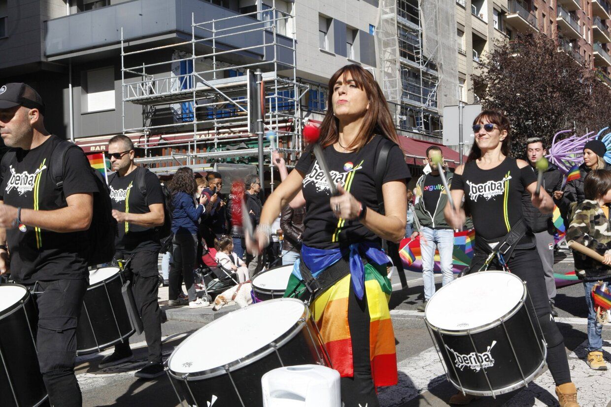 En imágenes: éxito absoluto en la fiesta contra de la LGTBIfobia de la zona Gorbea de Vitoria