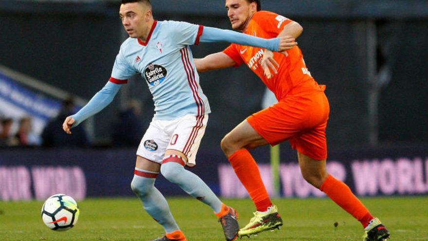 Iago Aspas  intenta escaparse de Miguel Torres.