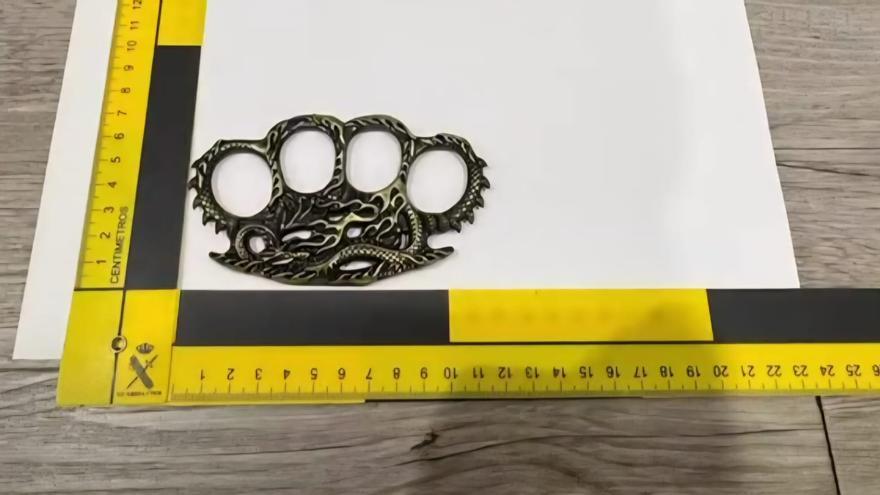 Intervienen un arma prohibida en el aeropuerto de Bilbao
